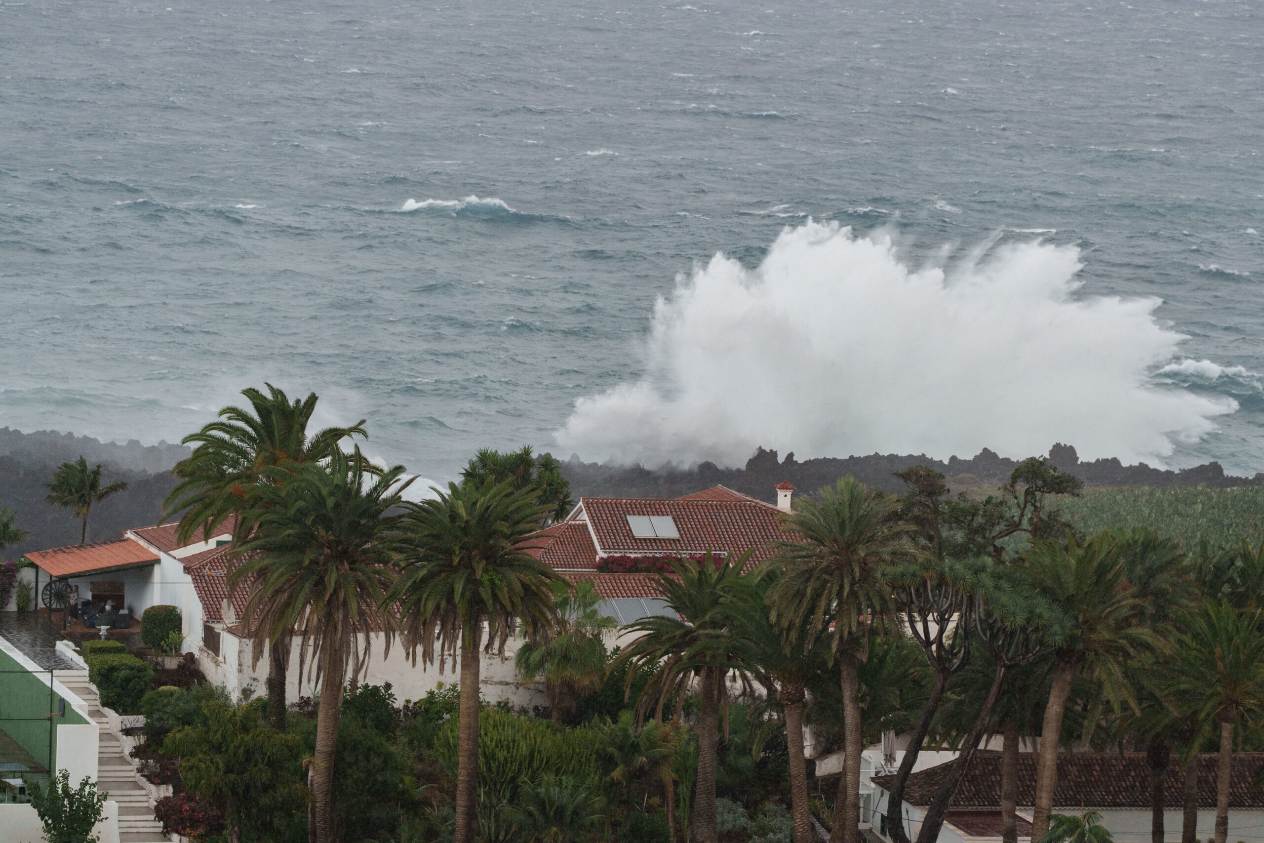 1.130 incidentes en Canarias por la borrasca ‘Emilia’ y alerta roja de lluvias en Valencia y Almería para este domingo