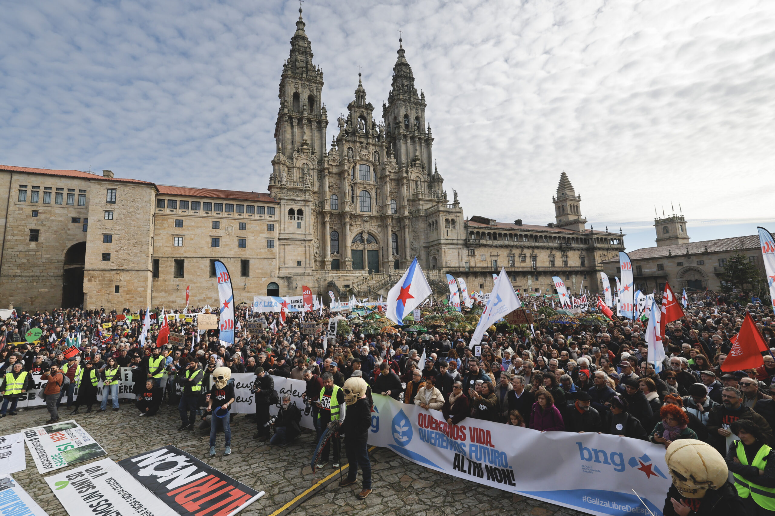 Miles de personas protestan en Santiago contra Altri y “en defensa del futuro” de Galicia
