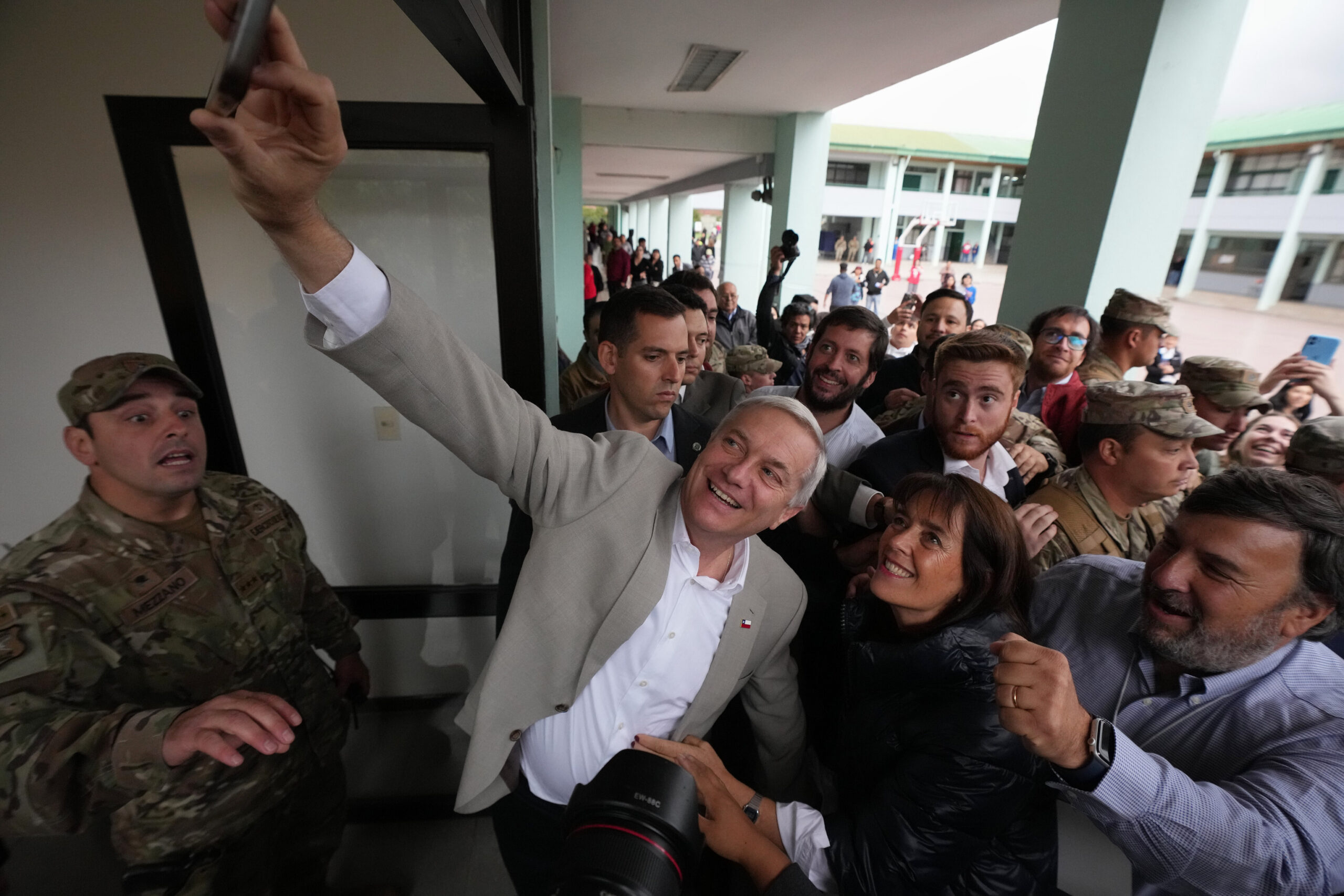 Elecciones presidenciales en Chile: José Antonio Kast lidera el recuento de los votos con el 57% escrutado