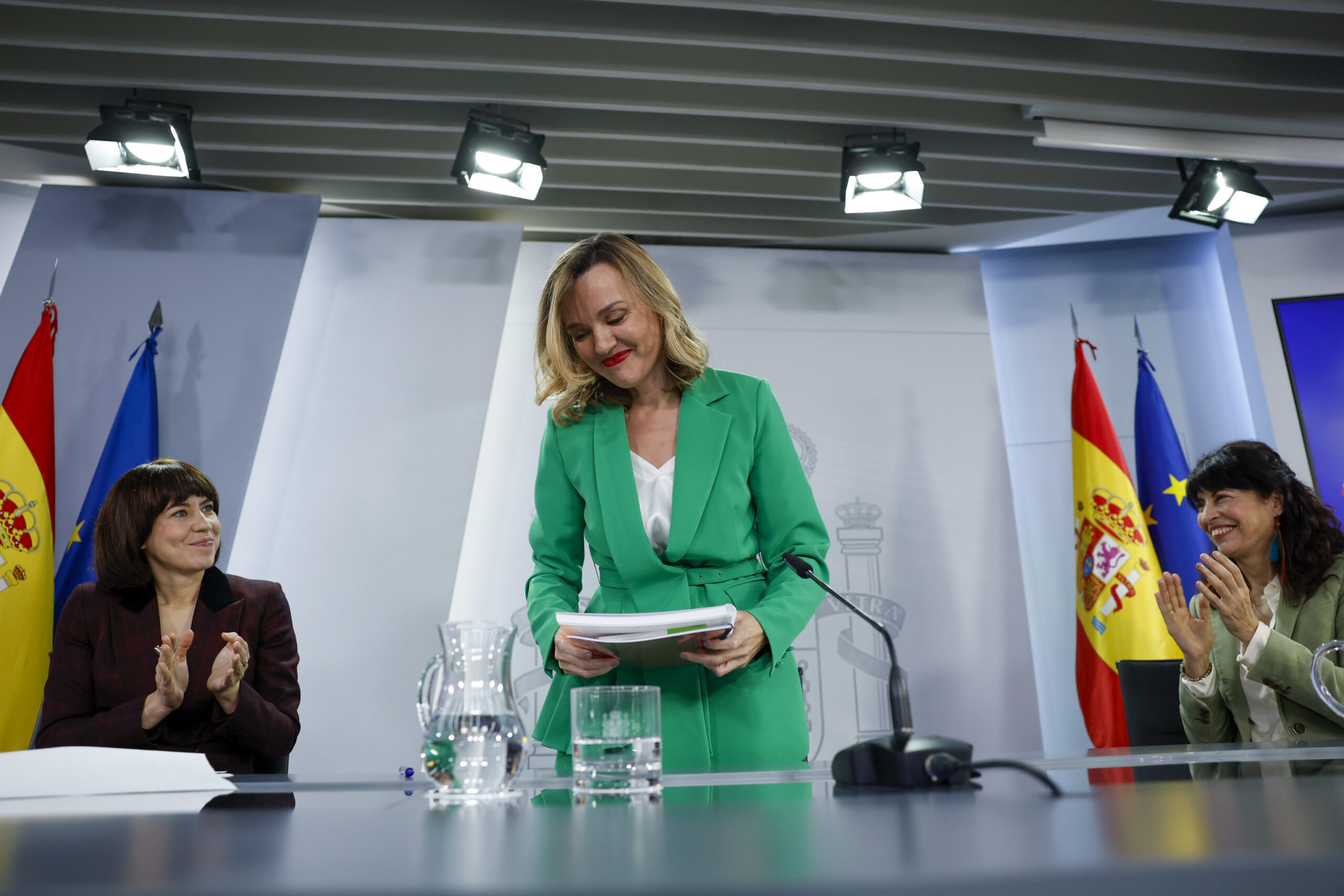Pilar Alegría, de relevo potencial de Pedro Sánchez a portavoz de los escándalos del Gobierno