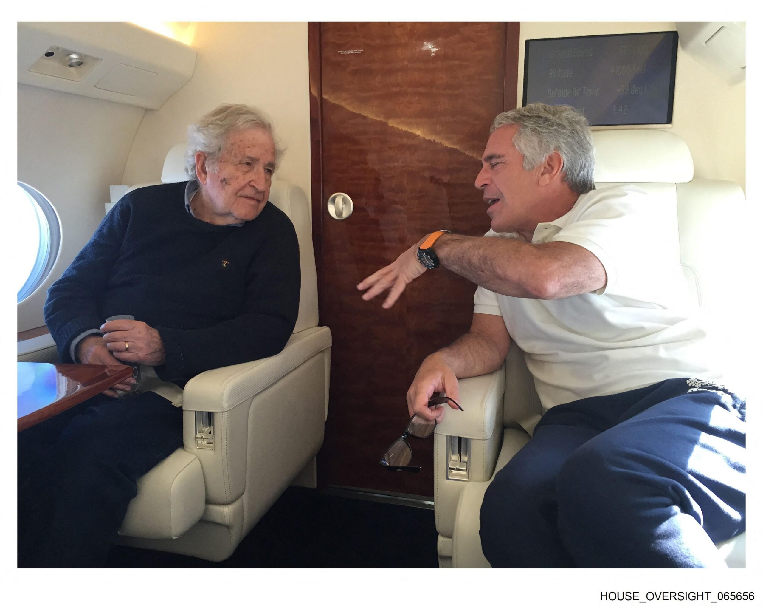 Los demócratas publican nuevas imágenes de Epstein con Noam Chomsky, Woody Allen y Bill Gates