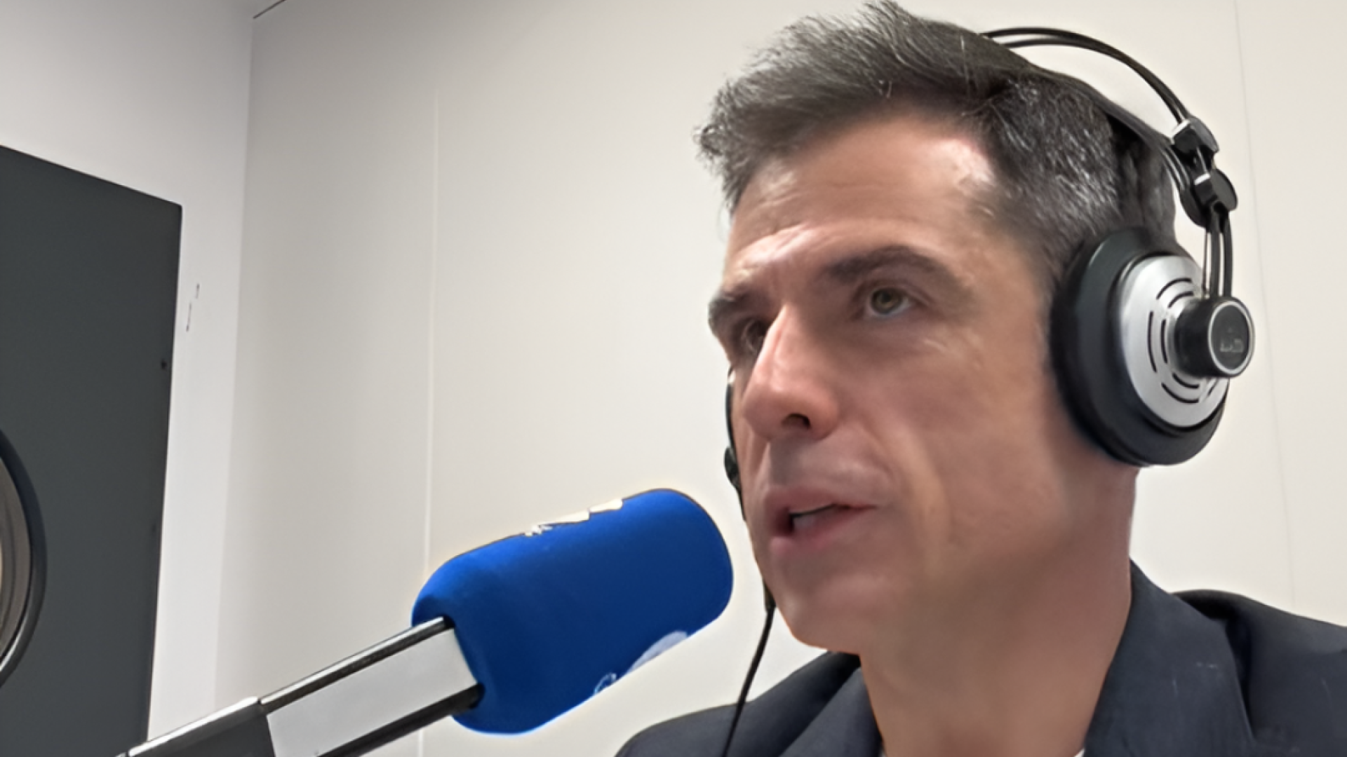 Fernando Mora, médico psiquiatra: “Pon tu mano frente a ti con la palma mirando hacia tu cara y empieza a respirar; es un ejercicio para controlar tu ansiedad en segundos”